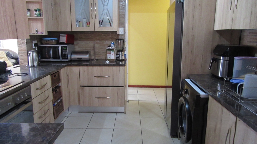 4 Bedroom Property for Sale in Montevideo Western Cape